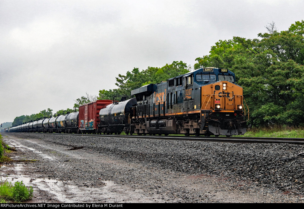 CSX 3207 on M-403